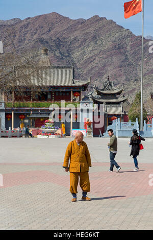 Monk marche à reculons à l'WudangTemple,Shizuishan,Chine,Ningxia Banque D'Images