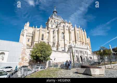 Madrid, Espagne - 13 novembre 2016 : La Almudena est la cathédrale catholique de Madrid. Intérieur conçu dans un style néo-gothique et l'extérieur dans la baro Banque D'Images