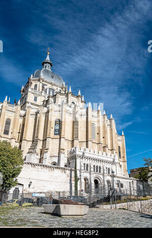 Madrid, Espagne - 13 novembre 2016 : La Almudena est la cathédrale catholique de Madrid. Intérieur conçu dans un style néo-gothique et l'extérieur dans la baro Banque D'Images