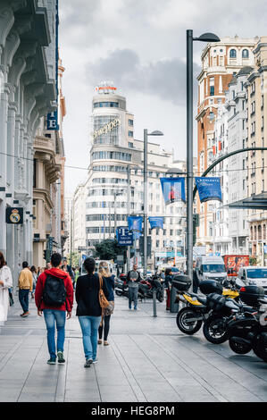 Madrid, Espagne - 14 septembre 2016 : Les gens qui marchent dans la Gran Via à Madrid. C'est une rue commerçante et haut de gamme situé dans le centre de Madrid. C'est Banque D'Images