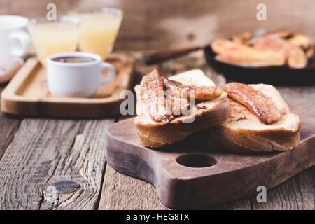 Brioche maison sandwiches avec de la banane à l'onctueuse sauce au caramel. Pain perdu, petit-déjeuner simple ou dessert Banque D'Images