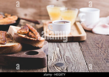 Brioche maison sandwiches avec de la banane à l'onctueuse sauce au caramel. Pain perdu, petit-déjeuner simple ou dessert Banque D'Images