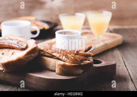 Brioche maison sandwiches avec de la banane à l'onctueuse sauce au caramel. Pain perdu, petit-déjeuner simple ou dessert Banque D'Images