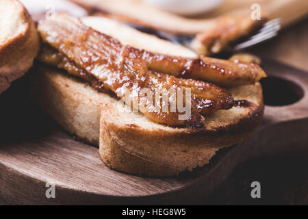 Brioche maison sandwiches avec de la banane à l'onctueuse sauce au caramel. Pain perdu, petit-déjeuner simple ou dessert Banque D'Images