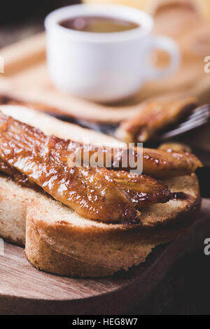 Brioche maison sandwiches avec de la banane à l'onctueuse sauce au caramel. Pain perdu, petit-déjeuner simple ou dessert Banque D'Images