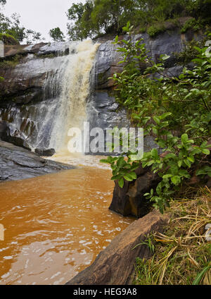 Le Brésil, l'État de Minas Gerais, Heliodora, vue sur la cascade Cachoeira do Pedrao. Banque D'Images