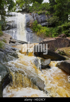 Le Brésil, l'État de Minas Gerais, Heliodora, vue sur la cascade Cachoeira do Pedrao. Banque D'Images