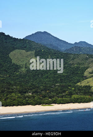 Le Brésil, l'État de Sao Paulo, l'île d'Ilhabela, augmentation de la vue de la plage à Bonete. Banque D'Images