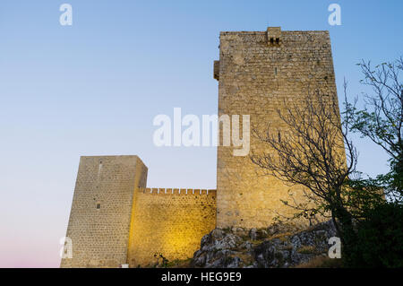 Château de Santa Catalina, allumé à la tombée de la nuit. Jaén, Andalousie, Espagne Banque D'Images