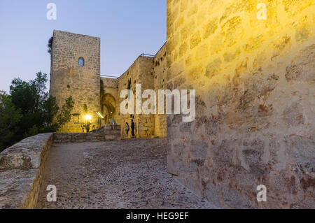 Château de Santa Catalina, allumé à la tombée de la nuit. Jaén, Andalousie, Espagne Banque D'Images