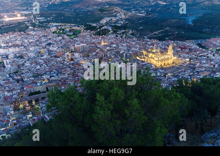 Aperçu de la ville de Jaén au crépuscule avec Cathédrale illuminée. Jaén, Andalousie, Espagne Banque D'Images