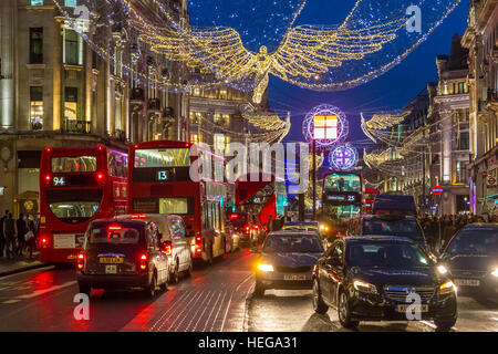 Bus et autres trafic sur une rue très animée de Regent à Noël, Londres, Royaume-Uni Banque D'Images