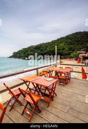 Brésil, État de Rio de Janeiro, Paraty Zone, vue de la plage bar à Trinidade. Banque D'Images