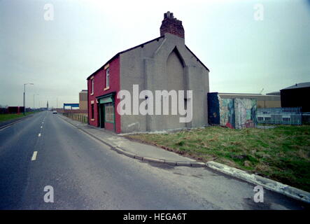 AJAXNETPHOTO. 1987. HEBBURN-on-Tyne, en Angleterre. - PATRICK'S PLACE - SUR WAGONWAY PALMER ROAD À PROXIMITÉ DE LA CONSTRUCTION ET DE L'ancien chantier de réparation. PHOTO:JONATHAN EASTLAND/AJAX REF:8704 24 Banque D'Images