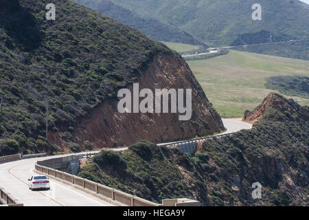 Location,voitures,sur,lent,liquidation,scenic,route,at, Bixby, pont, sur, la Route Nationale 1, la Pacific Coast Highway, PCH, Californie,USA,United States of America, Banque D'Images