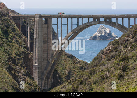 Location,voitures,sur,lent,liquidation,scenic,route,at, Bixby, pont, sur, la Route Nationale 1, la Pacific Coast Highway, PCH, Californie,USA,United States of America, Banque D'Images