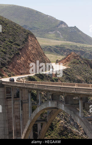 Location,voitures,sur,lent,liquidation,scenic,route,at, Bixby, pont, sur, la Route Nationale 1, la Pacific Coast Highway, PCH, Californie,USA,United States of America, Banque D'Images