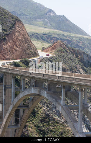 Location,voitures,sur,lent,liquidation,scenic,route,at, Bixby, pont, sur, la Route Nationale 1, la Pacific Coast Highway, PCH, Californie,USA,United States of America, Banque D'Images