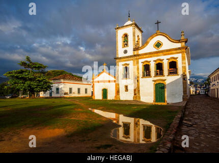 Brésil, État de Rio de Janeiro, Paraty, vue de l'Eglise Santa Rita au lever du soleil. Banque D'Images