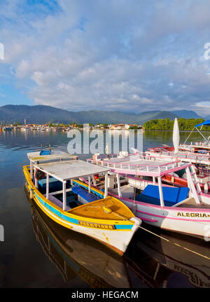 Brésil, État de Rio de Janeiro, vue sur les bateaux colorés à Paraty. Banque D'Images
