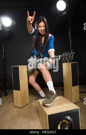 Rock Star asiatique dame en studio Banque D'Images