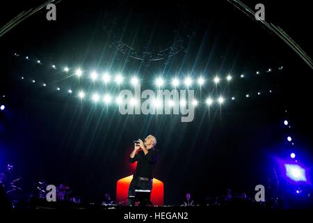 Milan, Italie. 18Th Oct, 2016. La chanteuse pop italienne et compositeur Eros Ramazzotti en photo sur scène comme il se produit dans la région de Mediolanum Forum Assago Milan Italie. © Roberto Finizio/Pacific Press/Alamy Live News Banque D'Images