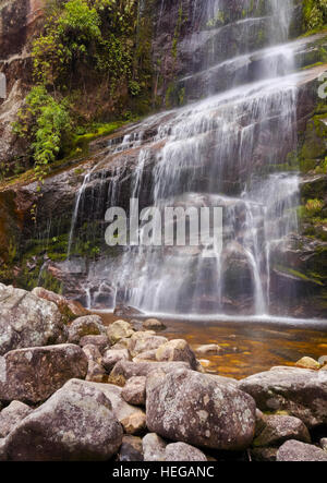 Brésil, État de Rio de Janeiro, Petropolis, la Serra dos Orgaos National Park, vue sur la Cascade Cachoeira Veu da Noiva. Banque D'Images