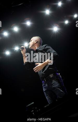 Milan, Italie. 18Th Oct, 2016. La chanteuse pop italienne et compositeur Eros Ramazzotti en photo sur scène comme il se produit dans la région de Mediolanum Forum Assago Milan Italie. © Roberto Finizio/Pacific Press/Alamy Live News Banque D'Images