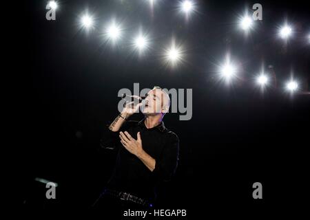 Milan, Italie. 18Th Oct, 2016. La chanteuse pop italienne et compositeur Eros Ramazzotti en photo sur scène comme il se produit dans la région de Mediolanum Forum Assago Milan Italie. © Roberto Finizio/Pacific Press/Alamy Live News Banque D'Images