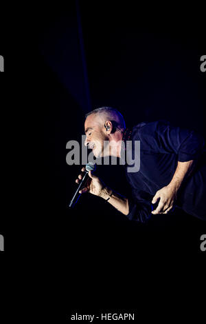 Milan, Italie. 18Th Oct, 2016. La chanteuse pop italienne et compositeur Eros Ramazzotti en photo sur scène comme il se produit dans la région de Mediolanum Forum Assago Milan Italie. © Roberto Finizio/Pacific Press/Alamy Live News Banque D'Images