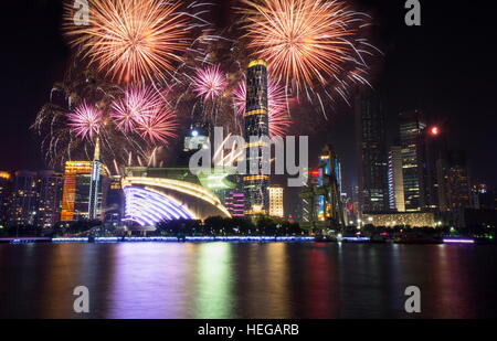 D'artifice au-dessus de Guangzhou, la ville paysage urbain moderne, la province de Guangdong, Chine Banque D'Images