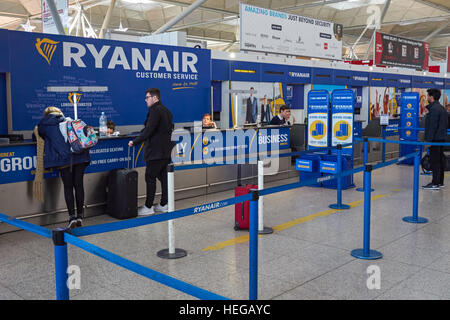 Vérifier auprès du bureau de Ryanair à l'aéroport de Londres Stansted Essex England Royaume-Uni UK Banque D'Images