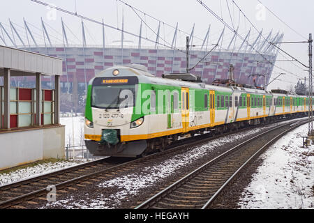 (Genre flirter) près de stade de Varsovie gare avec National Stadium vu dans l'arrière-plan, Varsovie, Pologne Banque D'Images