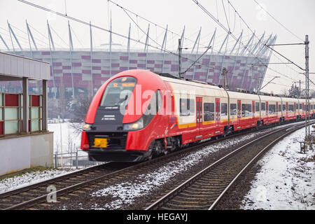 Type de train (Elf) près de stade de Varsovie gare avec National Stadium vu dans l'arrière-plan, Varsovie, Pologne Banque D'Images