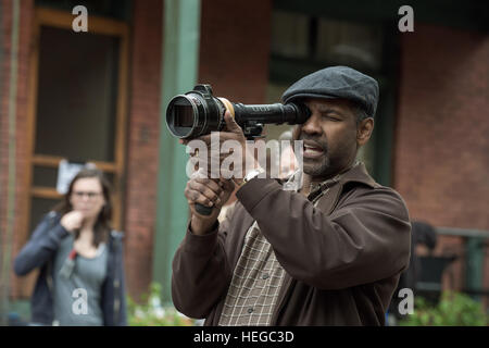 DATE DE SORTIE : Décembre 25, 2016 Title : Studio : Paramount Pictures Réalisateur : Denzel Washington Résumé : Un père se débat avec les relations raciales aux États-Unis tout en essayant d'élever sa famille dans les années 1950 et de composer avec les événements de sa vie avec : Denzel Washington on set (Crédit : © Paramount Pictures/Photos/ZUMAPRESS.com) Banque D'Images