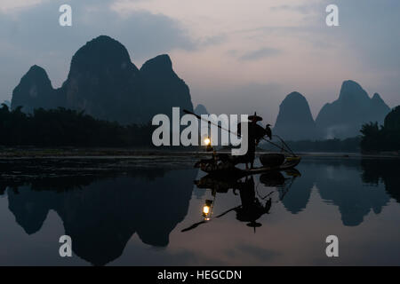 Yangshuo , Chine - Septembre 29 , 2014 : pêcheur La pêche au cormoran Li River, entre Guilin et Yangshuo dans la province de Guangxi Chine Banque D'Images