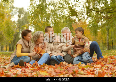 Famille heureuse dans la forêt d'automne Banque D'Images