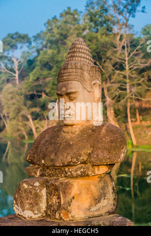 Pont de la porte du sud statue khmer Angkor Thom au Cambodge Banque D'Images