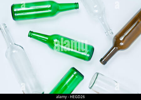 Les bouteilles en verre vides de différentes couleurs : blanc, vert et orange Banque D'Images