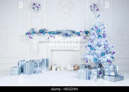Arbre de Noël avec le dessous présente dans la salle de séjour Banque D'Images