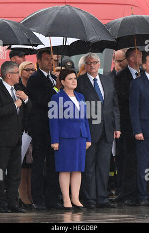 Cracovie, Pologne - 31 juillet 2016 : l'aéroport de Cracovie Balice Journée Mondiale de la Jeunesse 2016 , le pape François départ o/p premier ministre de Pologne Beata Szydlo Banque D'Images