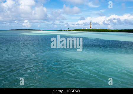 Phare Faro Paredon prises à partir de la faible profondeur des bancs de sable sur l'île de Cayo Paredon Grande. Jardine Del Rey à Cuba Banque D'Images