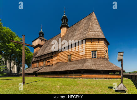 Église de l'Assomption, la plus grande église gothique en bois en Europe, UNESCO World Heritage Site, en Haczow, près de Krosno, Pologne Banque D'Images