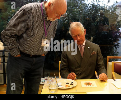 Le Prince Charles (connu sous le nom de duc de Rothesay lorsque en Ecosse, centre) Comité permanent-bénévole ergothérapeute George Bell (à gauche) participant à une classe de peinture lors de sa visite à l'Hospice en Ayr Ayrshire où il a rencontré des patients et leurs familles, du personnel et des bénévoles. Banque D'Images