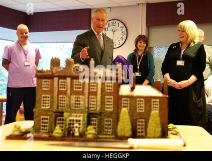 Le Prince Charles (connu sous le nom de duc de Rothesay lorsque en Ecosse) avec un gâteau de Highgrove House il a fait don au cours de sa visite à l'Hospice en Ayr Ayrshire où il a rencontré des patients et leurs familles, du personnel et des bénévoles. Banque D'Images