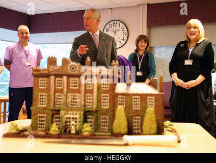 Le Prince Charles (connu sous le nom de duc de Rothesay lorsque en Ecosse) avec un gâteau de Highgrove House il a fait don au cours de sa visite à l'Hospice en Ayr Ayrshire où il a rencontré des patients et leurs familles, du personnel et des bénévoles. Banque D'Images