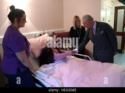 Le Prince Charles (connu sous le nom de duc de Rothesay lorsque en Ecosse) s'entretient avec Smart Georgina patient lors de sa visite à l'Hospice en Ayr Ayrshire où il a rencontré des patients et leurs familles, du personnel et des bénévoles, à l'article-bénévole ergothérapeute George Bell (à gauche) et patient Jim Fitzsimmons (centre droit) et ergothérapeute Joan Carrigan (droite). Banque D'Images