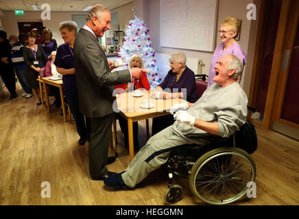 Le Prince Charles (connu sous le nom de duc de Rothesay lorsque en Ecosse) s'entretient avec Charles patient Lundie lors de sa visite à l'Hospice en Ayr Ayrshire où il a rencontré des patients et leurs familles, du personnel et des bénévoles. Banque D'Images