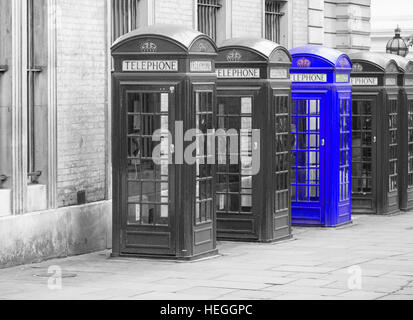 Cinq boîtes de téléphone de Londres tous dans une rangée dans la ville Banque D'Images