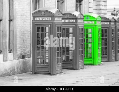 Cinq boîtes de téléphone de Londres tous dans une rangée dans la ville Banque D'Images